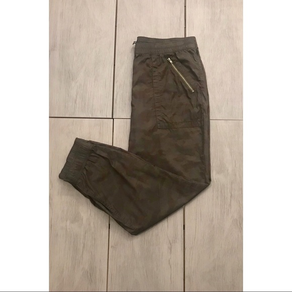 GAP Pants - Gap jogger styled camo pants zipper pockets